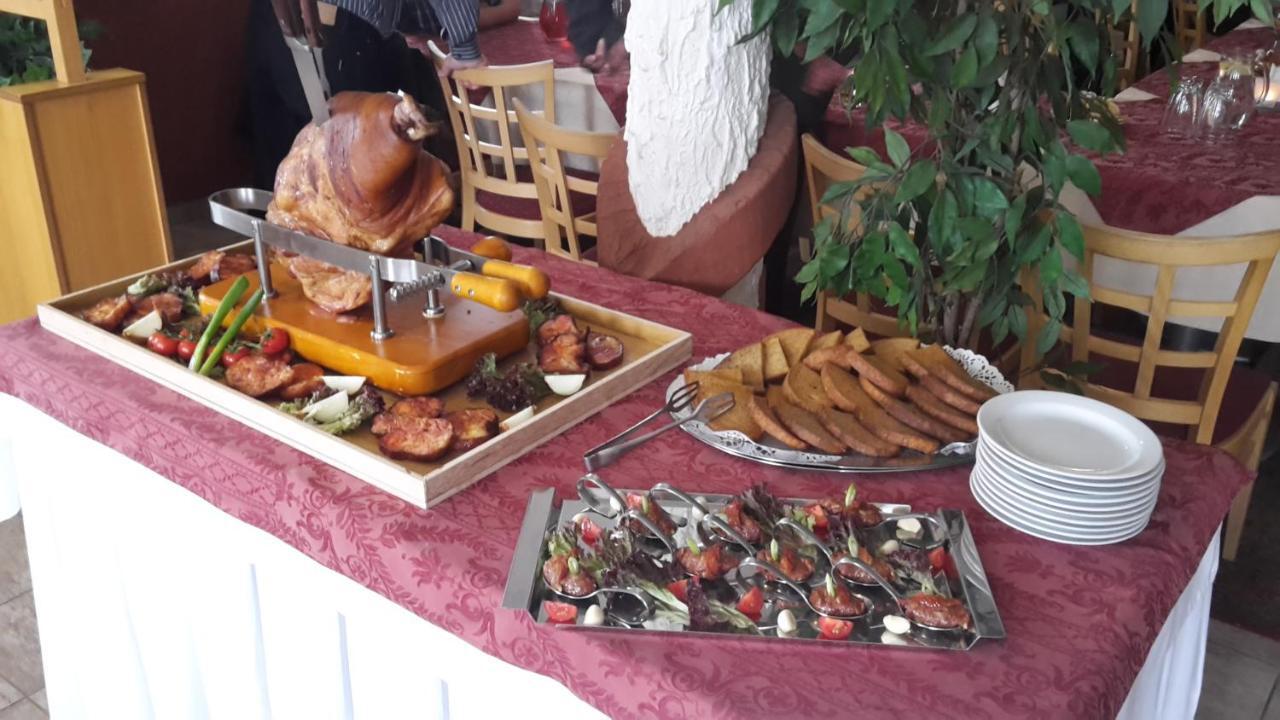 Penzion Fantasy - Restaurant Lipník nad Bečou エクステリア 写真